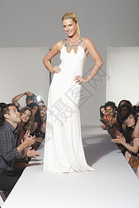 女人站在时装街上 穿着新娘背景图片