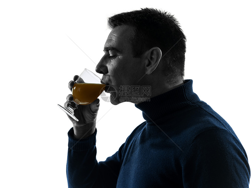 喝橙汁的男子 光影画像成人果汁阴影成年人白色饮料橙子男性玻璃男人图片