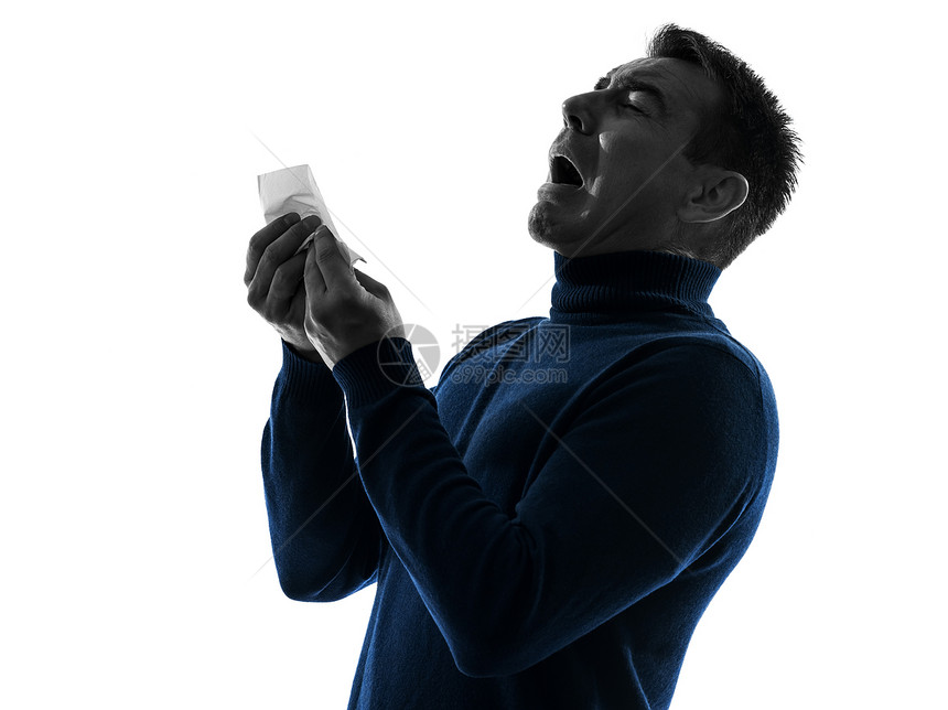 男人打喷嚏时的光影肖像过敏阴影流感休闲装男性疾病手帕纸巾白色成年人图片
