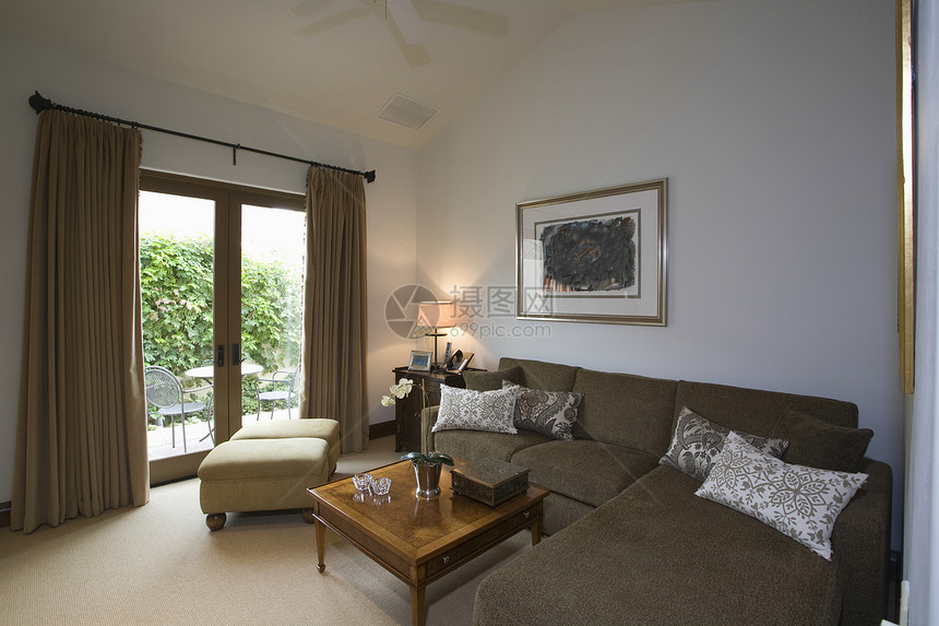 客厅 有棕色角落沙发和门廊风景图片
