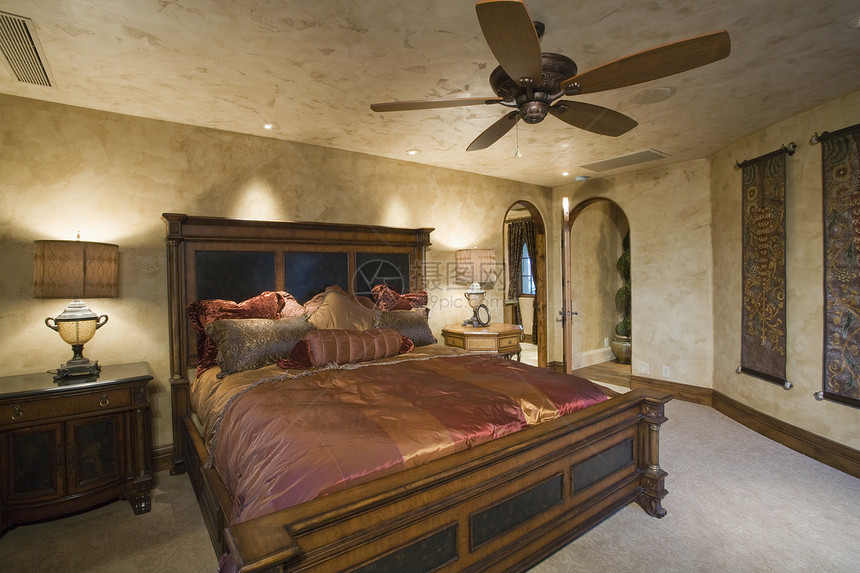 看见一个豪华卧室 家里的古董床上有丝绸睡衣图片