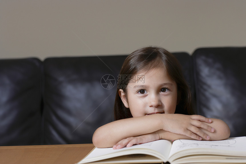 有书的女孩一个女孩沉思外表沙发头发双臂微笑长椅孩子们头肩图片