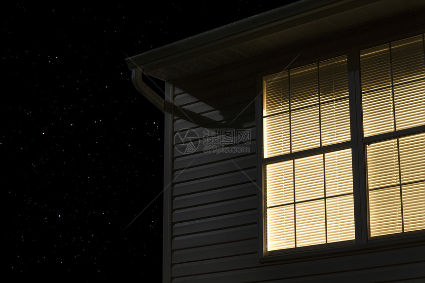 夜间建筑外边的Lit窗口房子窗户住宅天空百叶窗窗框水平建筑学星星点燃图片