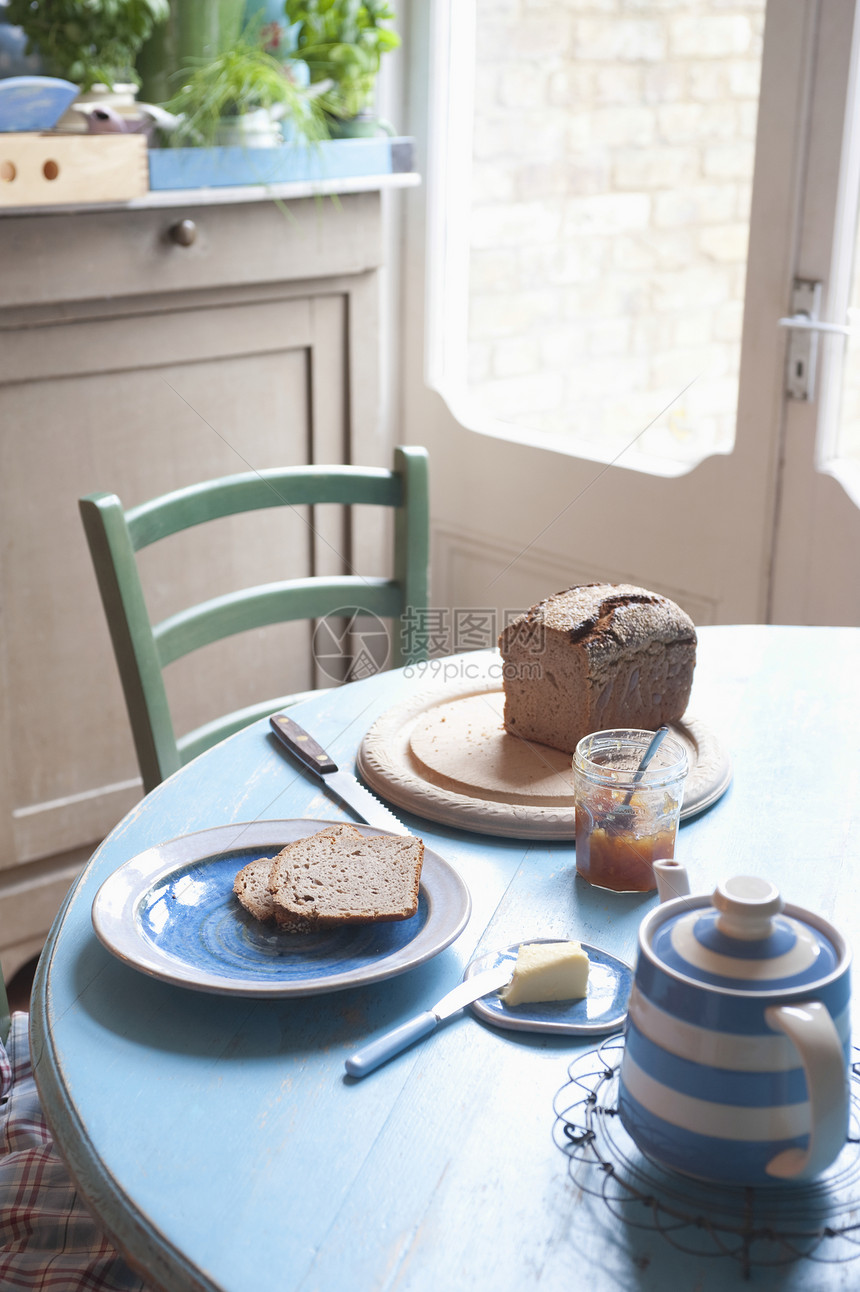 门边厨房桌上的面包和黄油图片