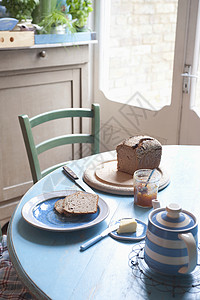 门边厨房桌上的面包和黄油高清图片