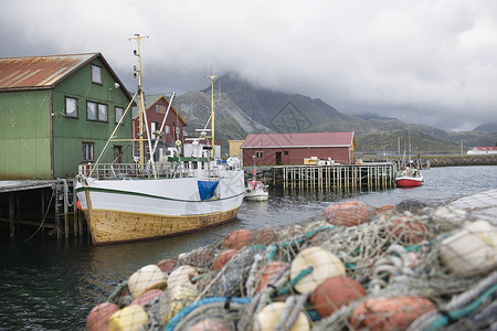边框库素材网渔船停靠在挪威洛福滕群岛上背景
