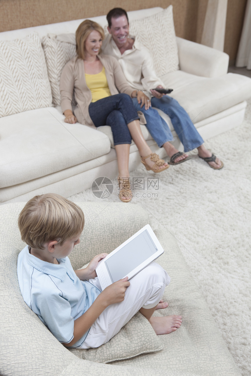 父母看电视 而儿子却看数字书图片