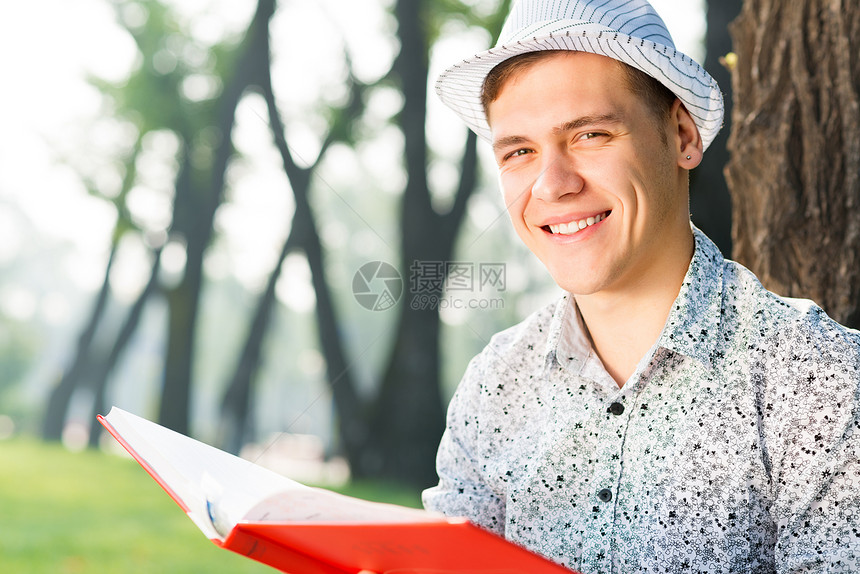 年轻人在读一本书成人男性知识大学幸福青年文学公园教育班级图片