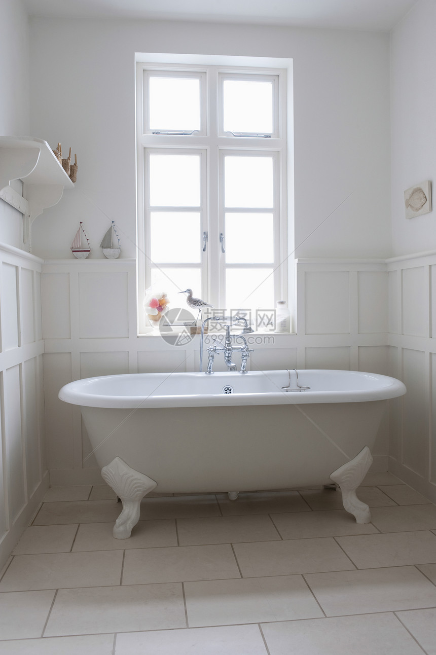 浴室里独立浴缸卫生英语窗户住宅公寓风格白色展柜房子装饰图片