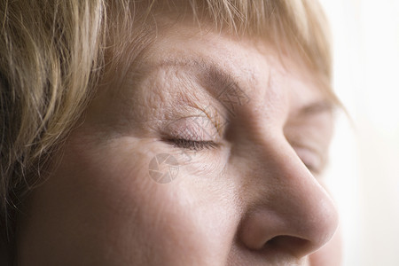 人脸老化素材成年妇女眼睛周围的皮肤鼻子过程成人影棚女性边缘头发眼皮人脸女士背景