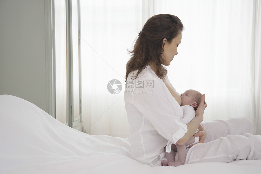 新生儿母亲哺乳婴儿图片