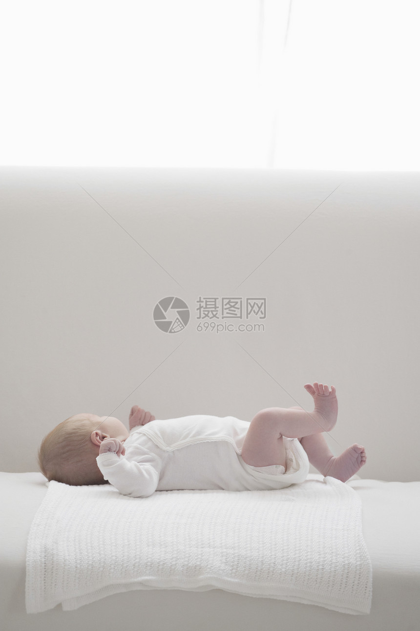 2周两周的新生儿婴儿宝宝毯子白色宝贝婴儿期男孩图片