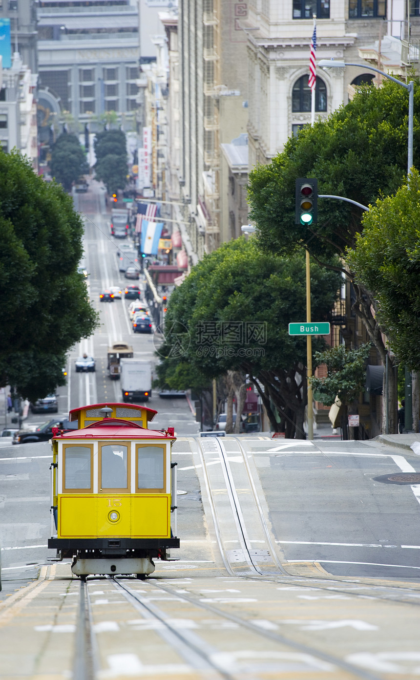 旧金山山坡上游的电车高视景色图片