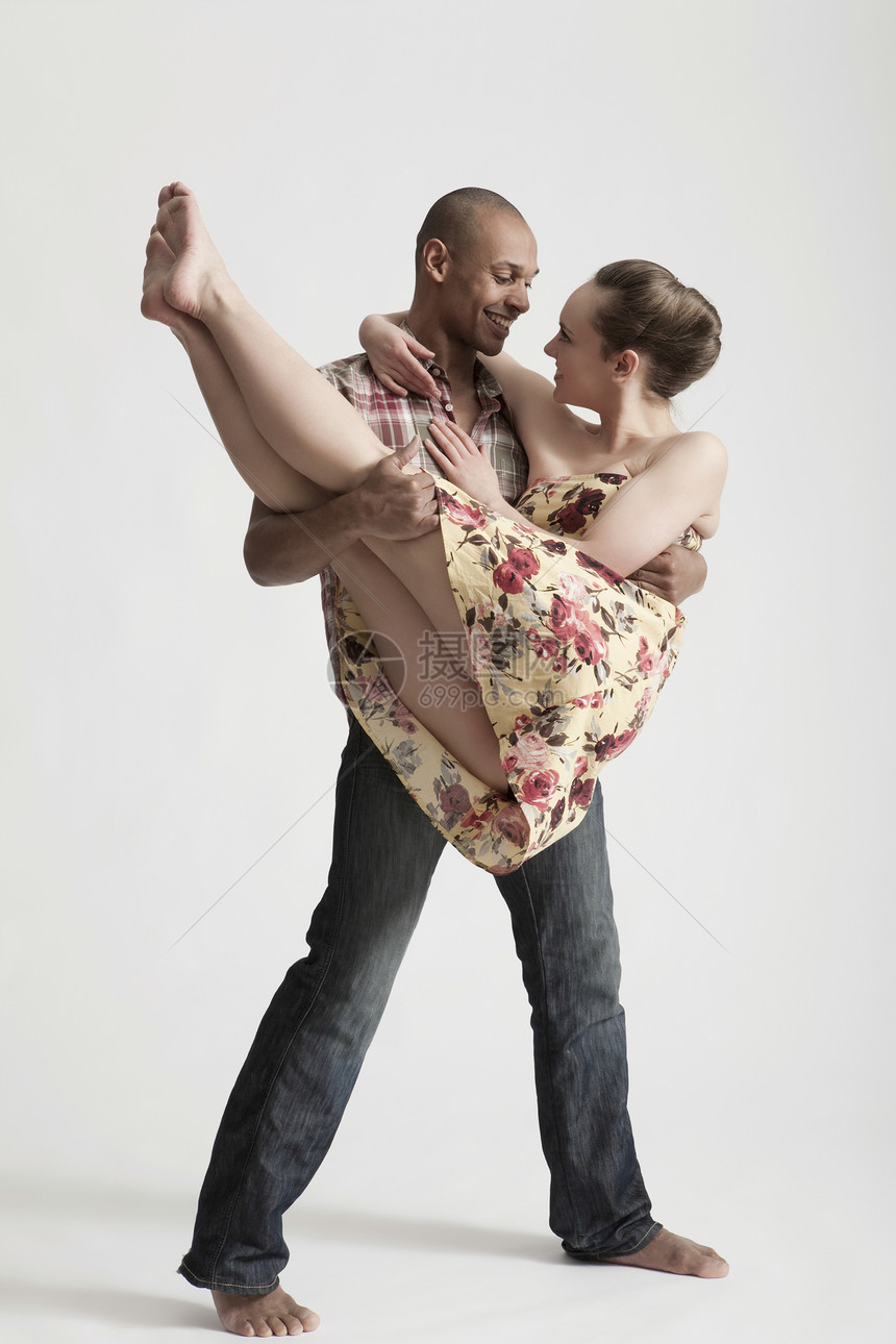 1950年代一对情侣牛仔布舞蹈工作室头发伙伴风格微笑舞蹈家成人影棚图片
