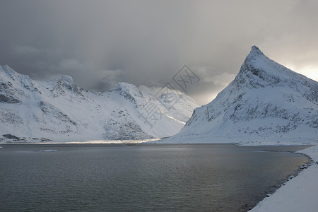 谢尔峡湾挪威洛夫托芬群岛Moskensoy沿海景观爬坡阁楼群岛天空天气多云死水风景戏剧性背景