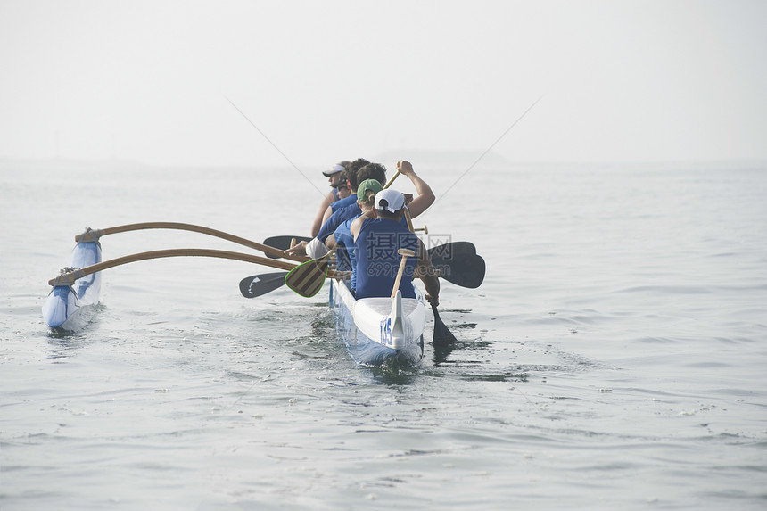 水上越野独木舟小组混血组地平线双体女士外表团队运动员平衡海洋运动图片