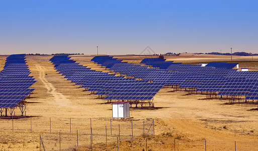 西班牙阿斯图里亚斯的太阳能电池板场天空环保问题干旱场地蓝天技术太阳能板发电厂地平线背景图片