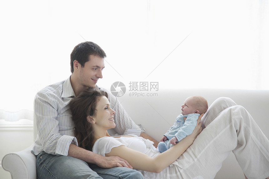 3个家庭在沙发上三个家庭 有2周的新生儿出生婴儿图片