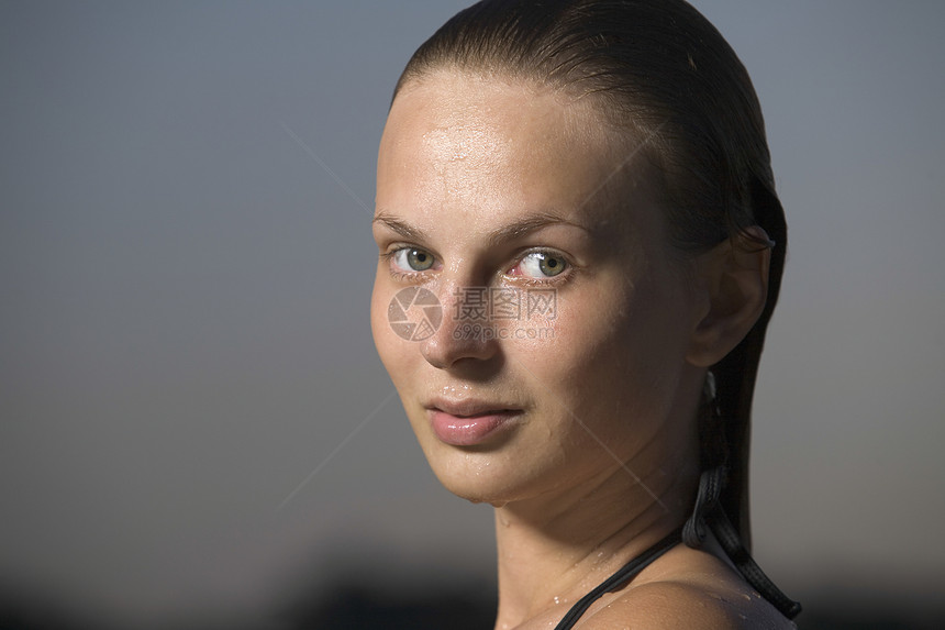 黄昏时穿泳装的年轻女子肖像运动员游泳衣成人外表运动头肩微笑族裔游泳者头发图片