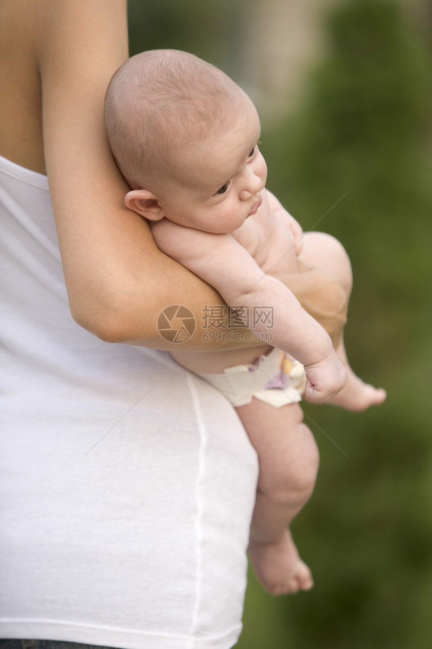 母亲抚养着两个月大的婴儿儿子家庭族裔女子成人婴儿期手臂外表宝贝孩子新生图片