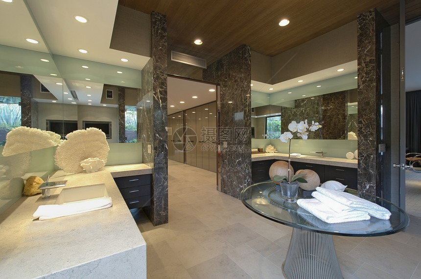 在加利福尼亚的家里 镜像般宽敞的浴室图片