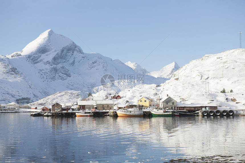 挪威沿海景观和渔业村Sund图片