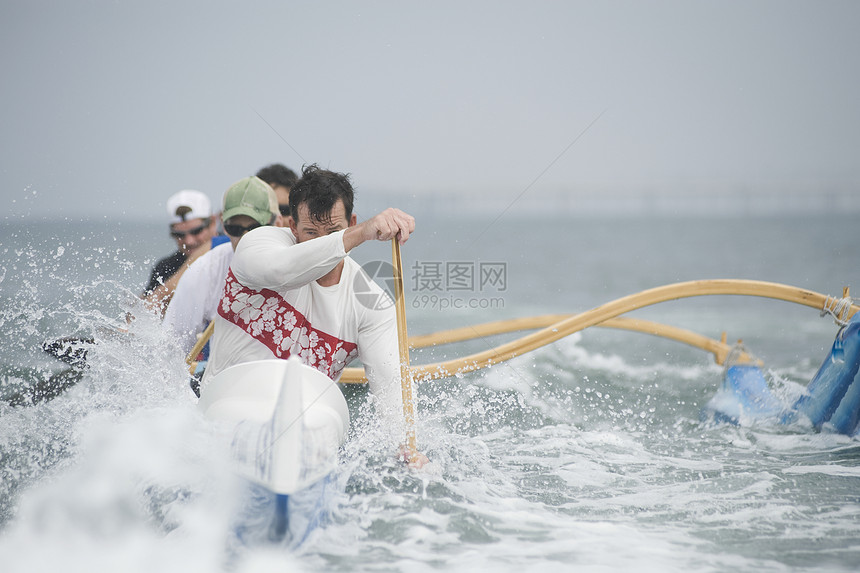水上越野独木舟小组外表海洋运动员四个人运动男士海女浮筒领导喷雾图片