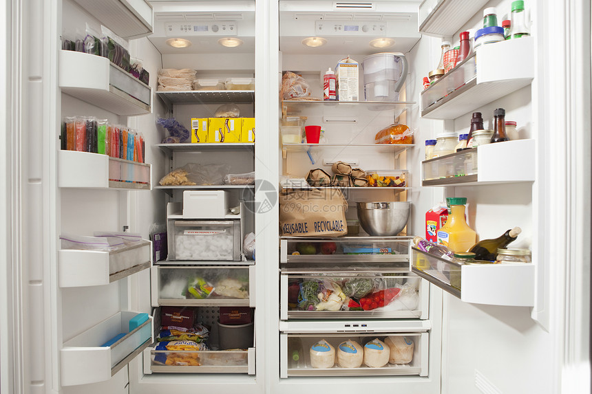 露天冰箱中的堆叠产品餐饮业贮存家电餐饮画幅冷藏电冰箱白色图片