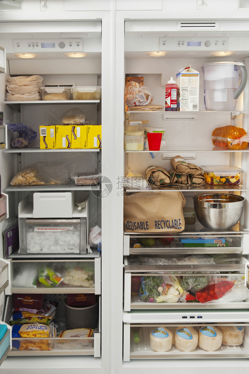 露天冰箱中的堆叠产品画幅电冰箱餐饮业白色家电贮存冷藏餐饮图片