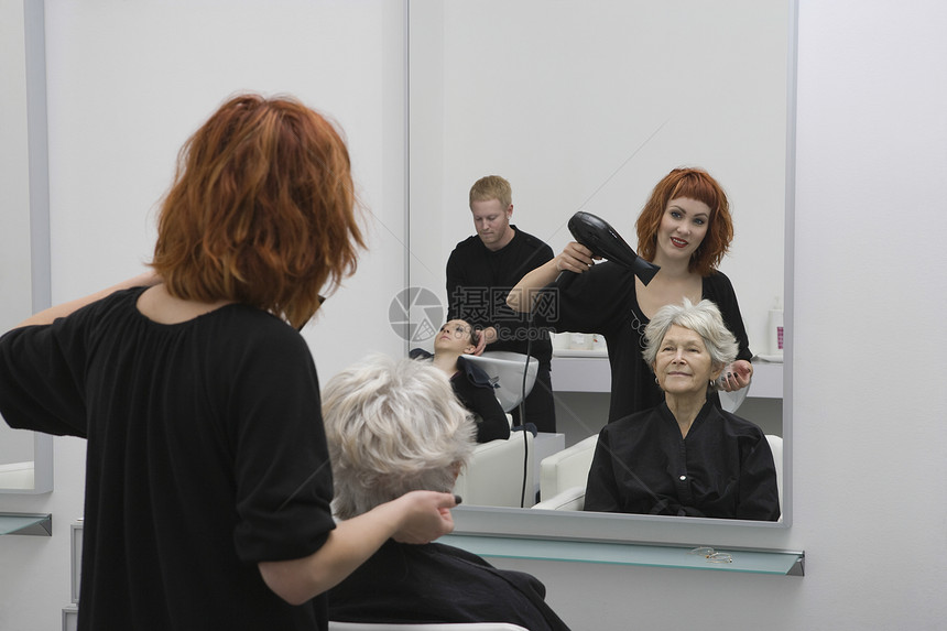 快乐的女设计师 在美发店吹干老女人头发顾客反射男士洗发水女士职业男性造型男人女性图片