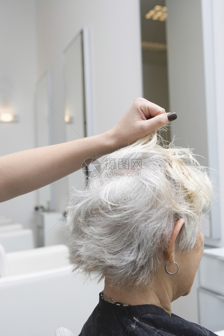 更近的一面看高龄女人 在美发店做头发图片