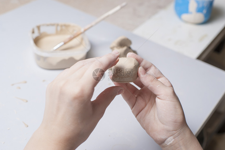 女孩用泥土做玩具设计师学习手工艺术家文化拇指工匠陶瓷商品工艺图片