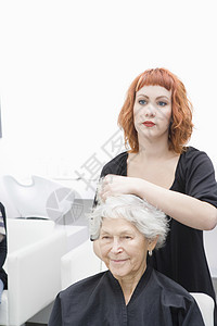 发型师和客户讨论理发头发棕榈工作短发美发沙漠妇女造型老年两个人背景图片