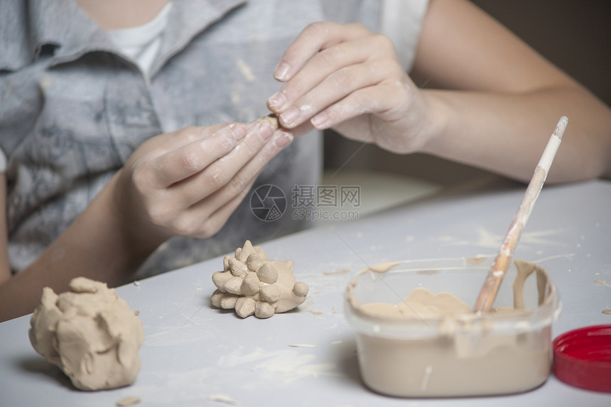 女孩用泥土做玩具女性艺术家黏土制品手工工艺拇指陶瓷工匠艺术图片