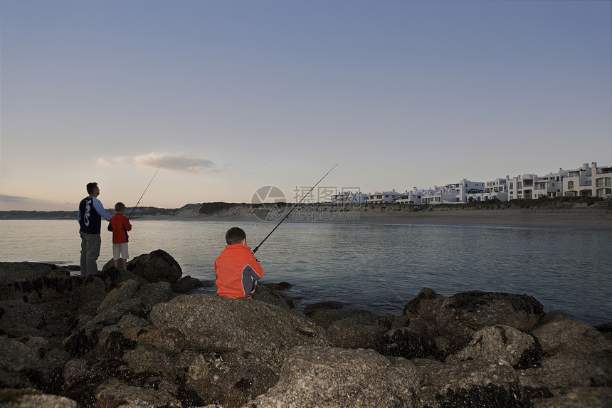 父亲和两日太阳在南非兰盖班天堂海滩捕鱼 南非岬角孩子男人孩子们岩石橙色活动儿子娱乐海洋图片