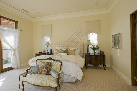 卧室内部奶油色房间家具内饰中性色奢华设计风格双人床软垫背景图片