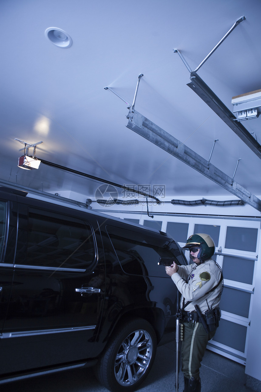 守夜巡警检查车库的豪华轿车法律衬衫警察安全长度天花板成人黑色头盔绿色图片
