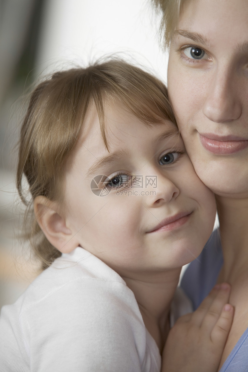 母亲和女儿的纵向女子白色孩子女孩感情女士孩子们孕产金发女性图片