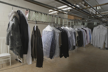 衣服挂在洗衣店衣物裁缝衣杆命令服务衣架生意干洗衬衫塑料背景图片