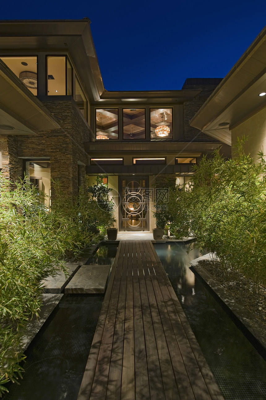 晚上外屋外 有木制横跨水面的步行道奢华植物水池建筑方法建筑学人行道外观房子财富图片