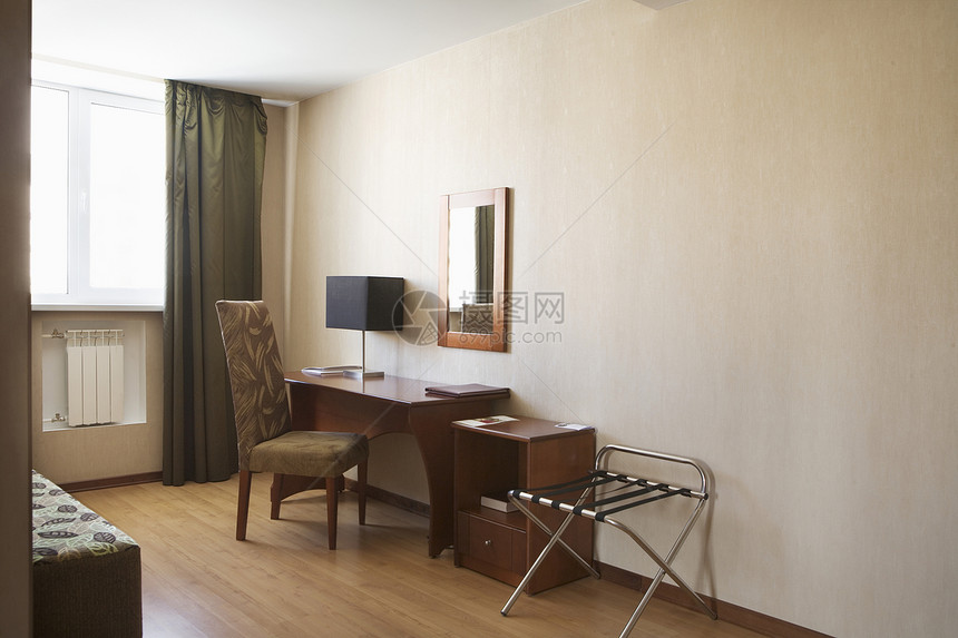 旅馆房间内部水平服务生活卧室家具地面酒店窗帘木头镜子图片
