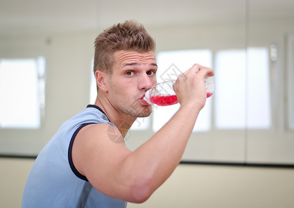 有吸引力的好运动员 喝瓶酒红饮红饮料高清图片