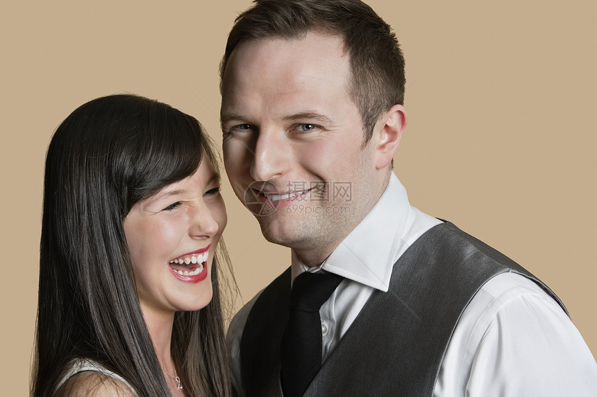 快乐的年轻情侣对彩色背景的肖像图片