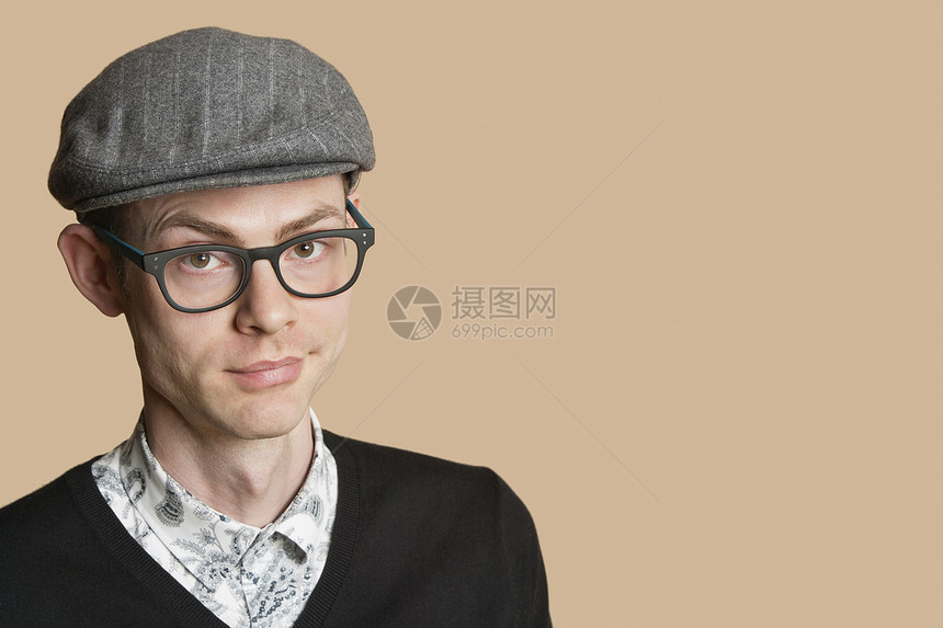 一名中年男子身戴反光眼镜和头罩 背着彩色背景的长成男子肖像图片