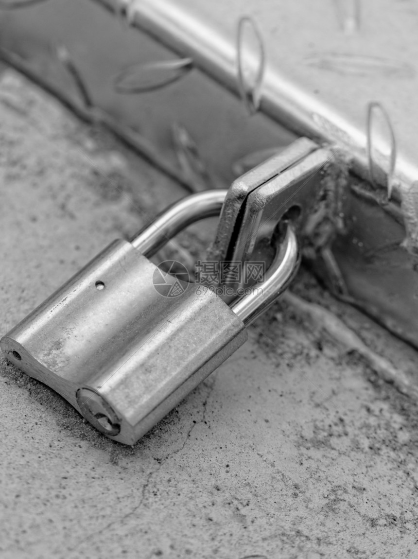 铁门上的锁链钥匙黄色挂锁金属合金古董入口力量安全警卫图片