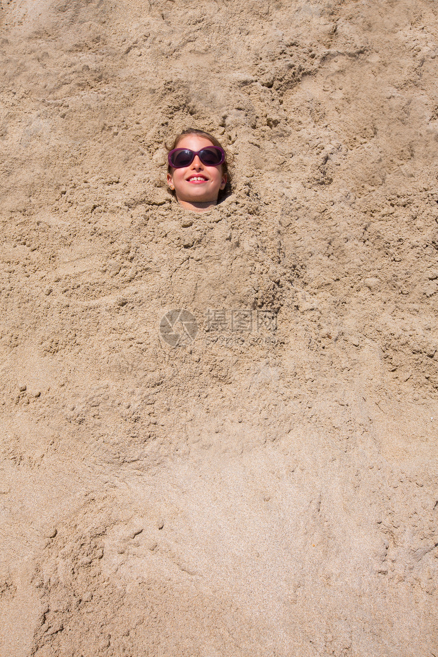 有趣的女孩在海滩沙沙中玩耍 微笑的太阳镜女性休息晴天享受季节青年旅行孩子假期热带图片