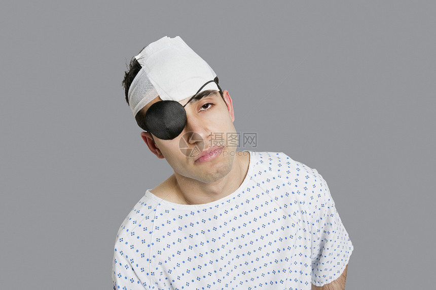 佩戴眼罩 头部受伤的男性患者图片