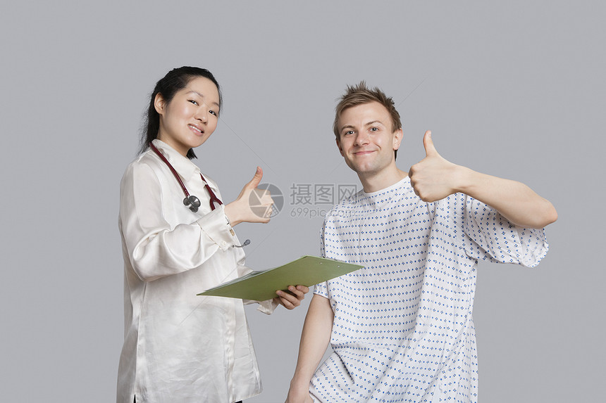快乐的医生和病人抚摸拇指的肖像图片