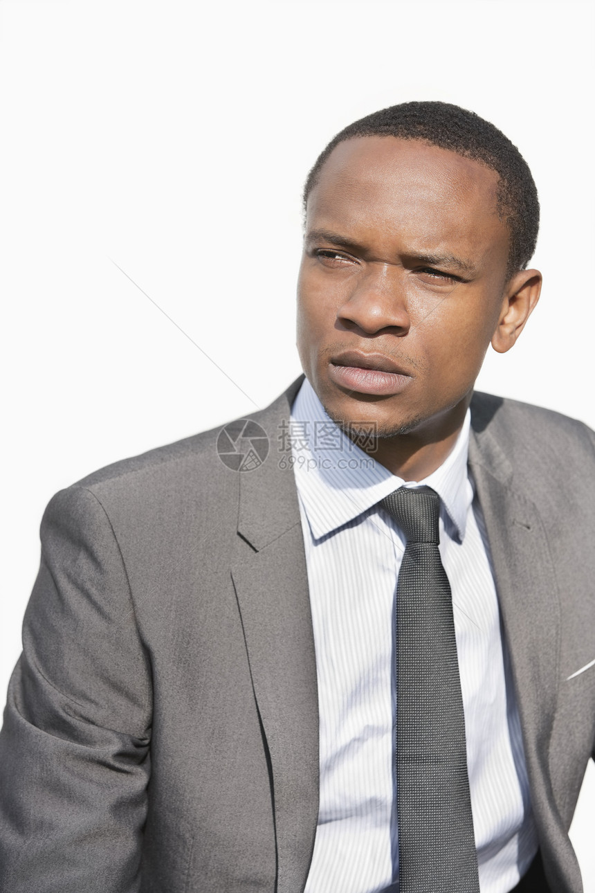 重度非裔美国商务人士在白背景上视而不见的白人背景图片