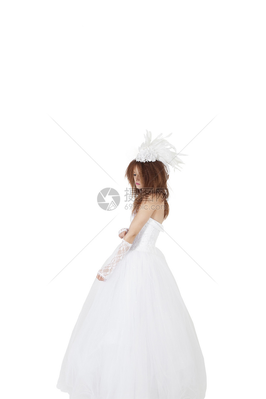 穿着白色背景的结婚礼服的年轻新娘图片
